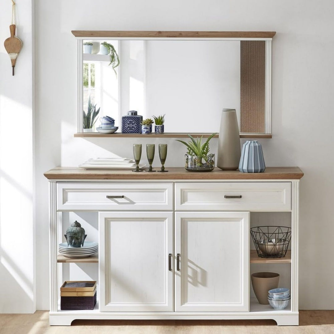 Schubladen und einen Spiegel an dem Sideboard