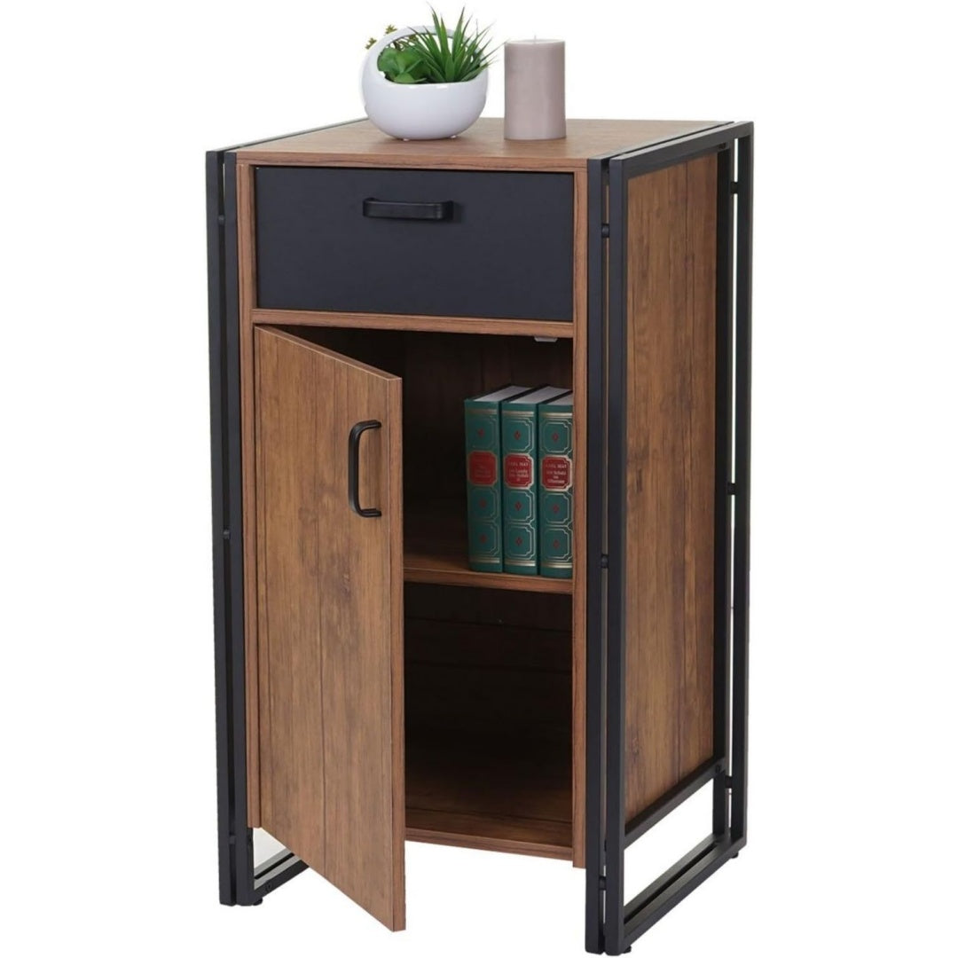 Reliefstrukturen praegen das Sideboard in Schwarz
