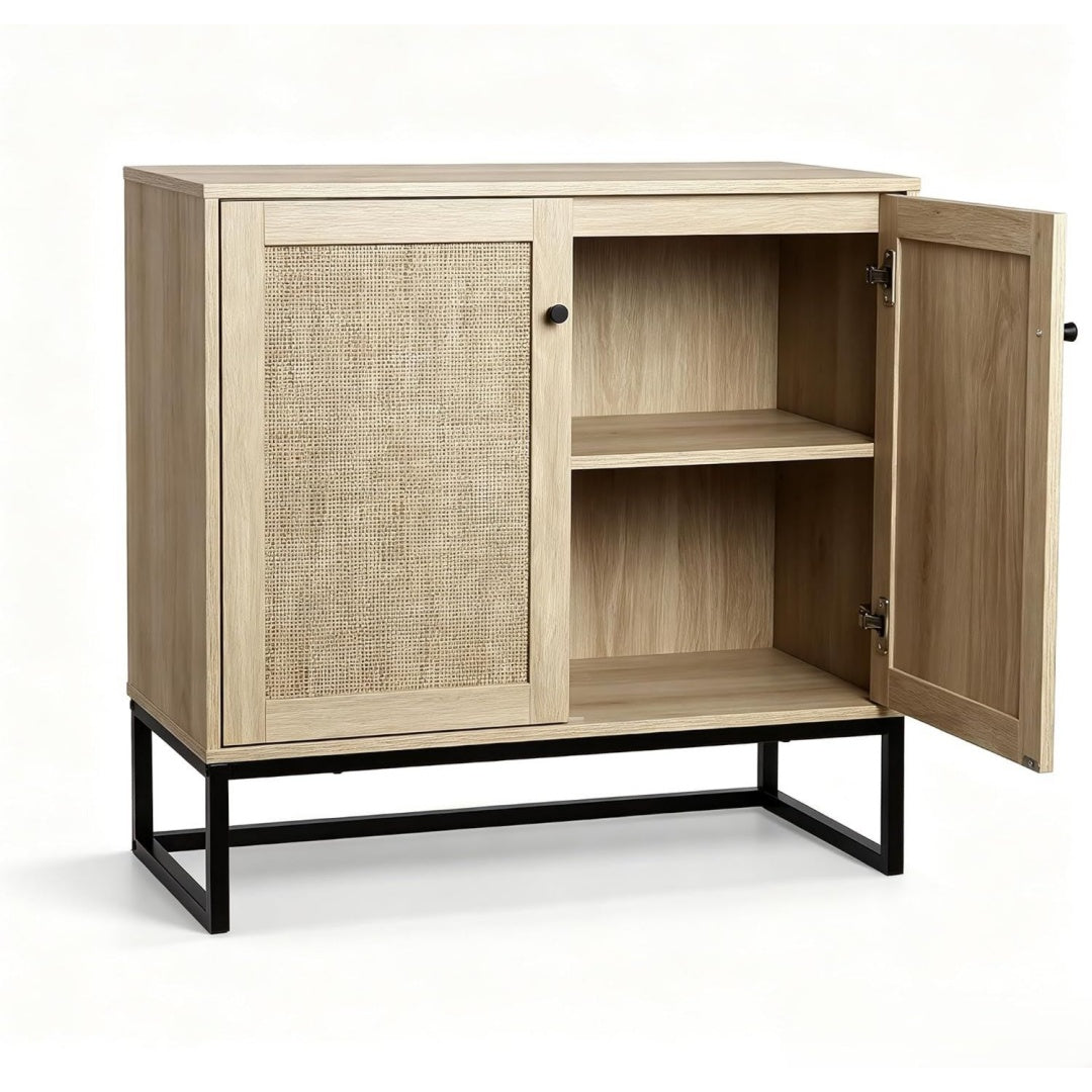 2 Tueren und geflochtene Elemente an dem Sideboard