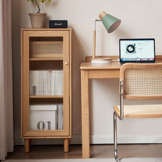 Sideboard verbindet verstellbare Ablagen und gerundete Konturen