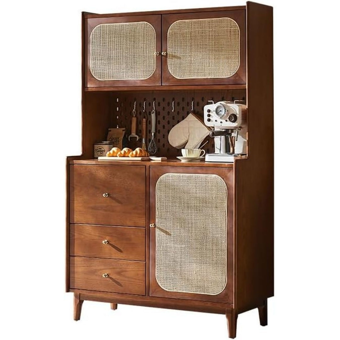 Flechtoptik und Schubladen an dem Sideboard