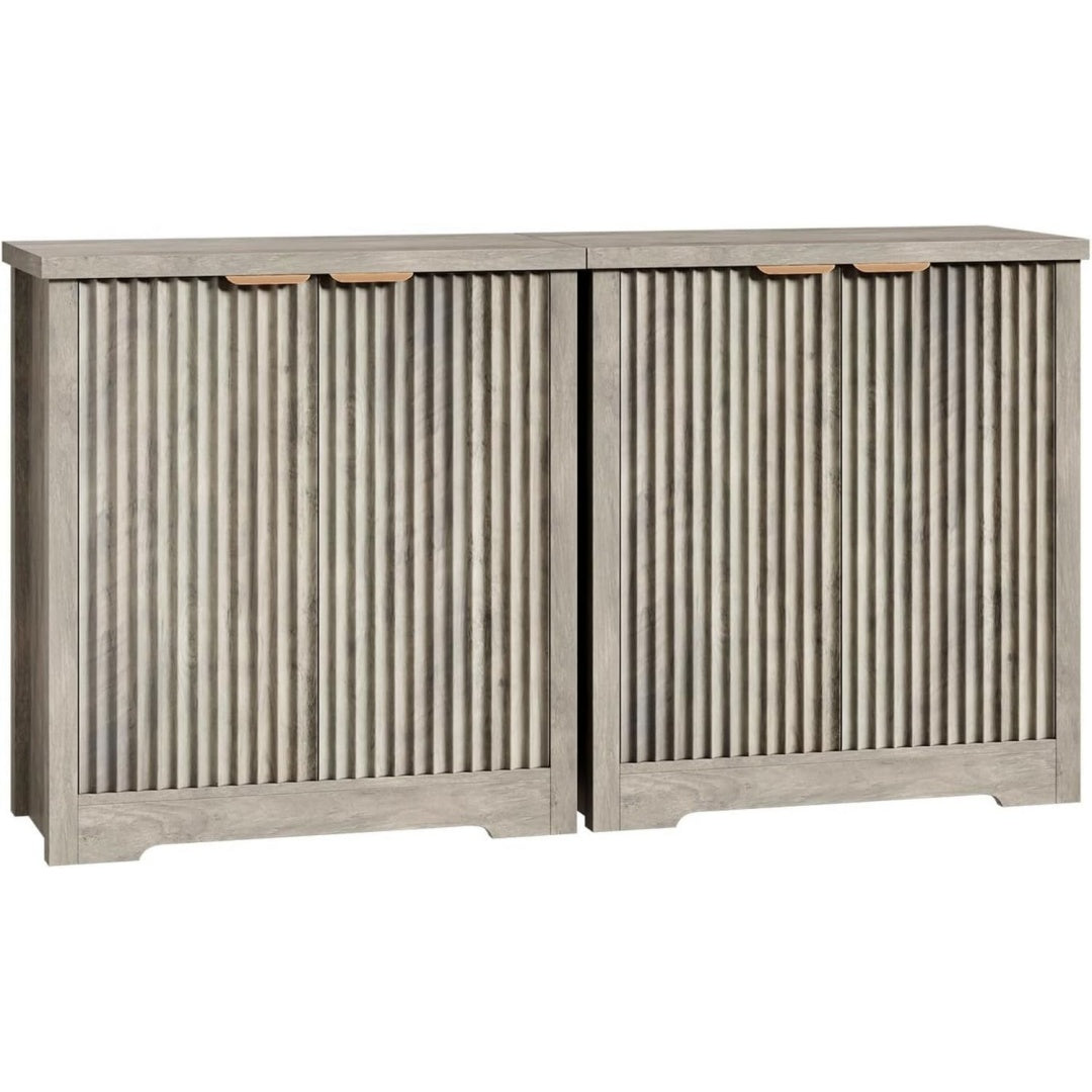 Sideboard verbindet verstellbare Ablagen und strukturierte Fronten