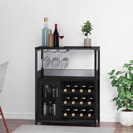 Flaschenablagen und geschlossenen Stauraum an dem Sideboard