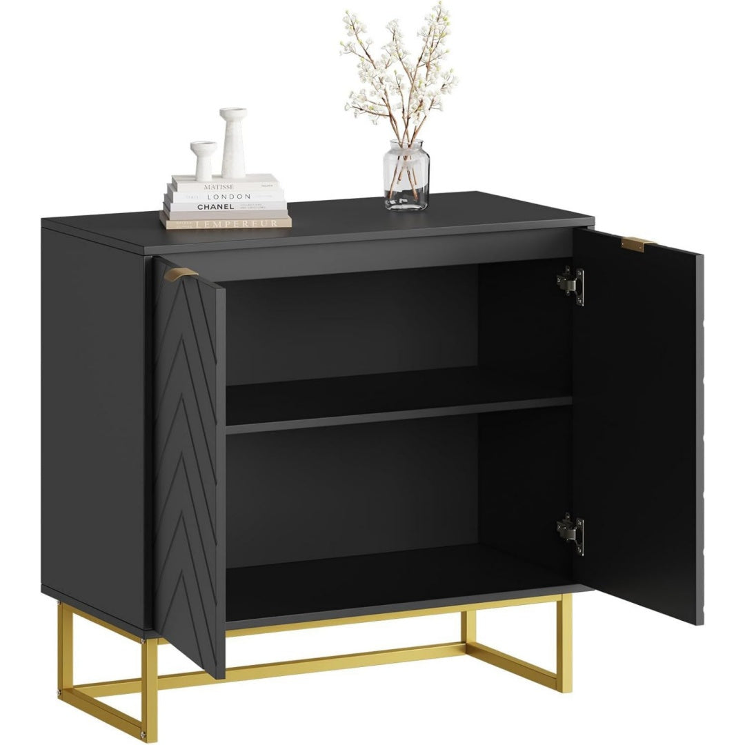 Ein Metallgestell und goldfarbene Griffe an dem Sideboard