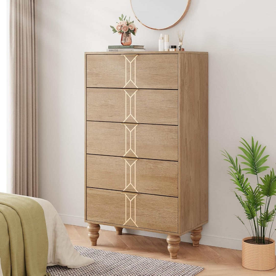 Das Sideboard zeigt Schubladen in Gold