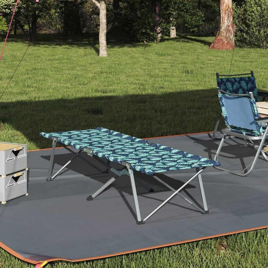 Bei der Campingliege steht eine klappbare Konstruktion im Mittelpunkt
